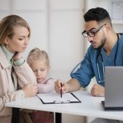 Consultation pédiatrique avec une mère, son enfant et le médecin